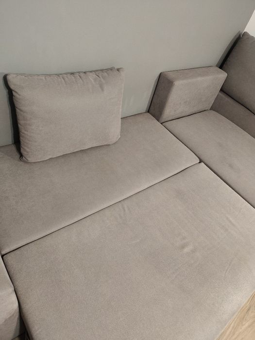 Rozkładana kanapa rogówka szara z poduszkami i schowkami