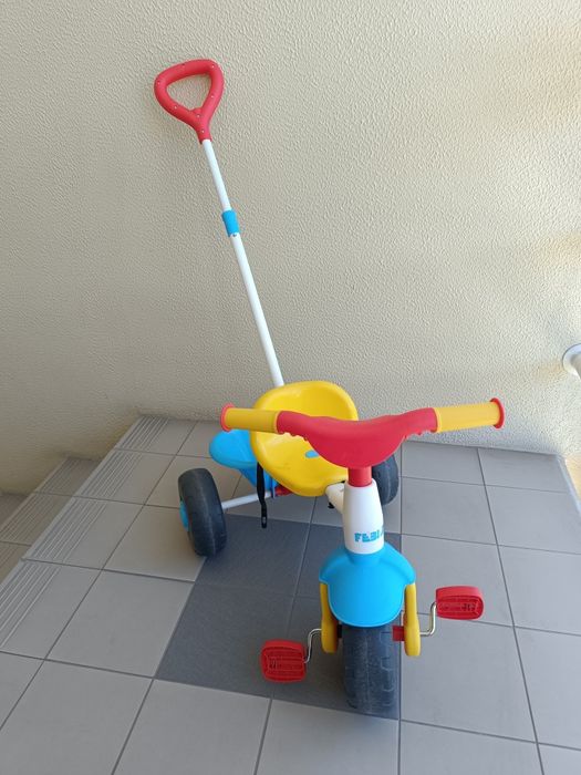Triciclo Feber com cinto de segurança e puxador removível e ajustável