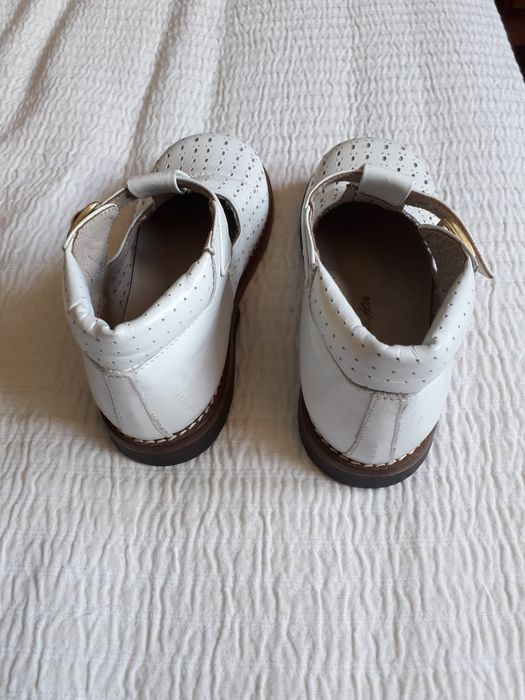 Sandálias em pele branca e sola de couro, 30