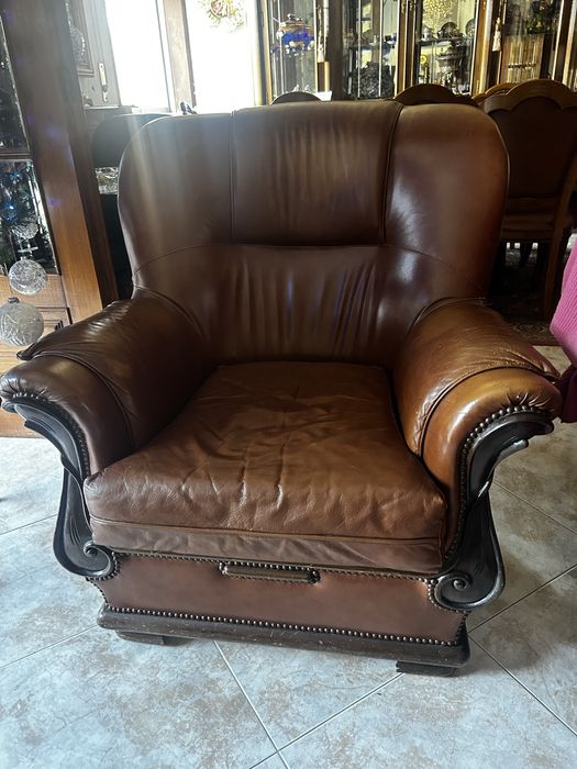 Sofás em pele com base de madeira