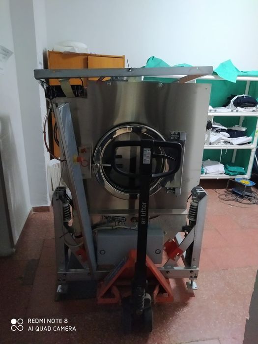 Lavandaria máquina de lavar roupa lares self service