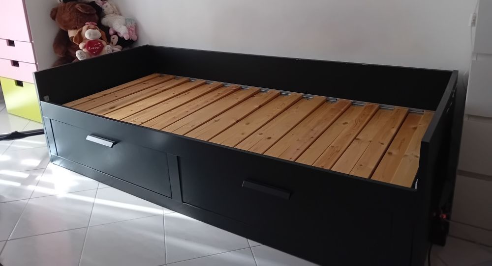 Cama preta  do ikea