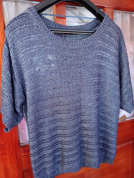 Połyskujący granatowy ażurowy sweterek
