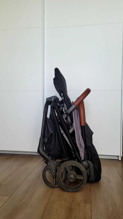 Продам детскую прогулочную коляску