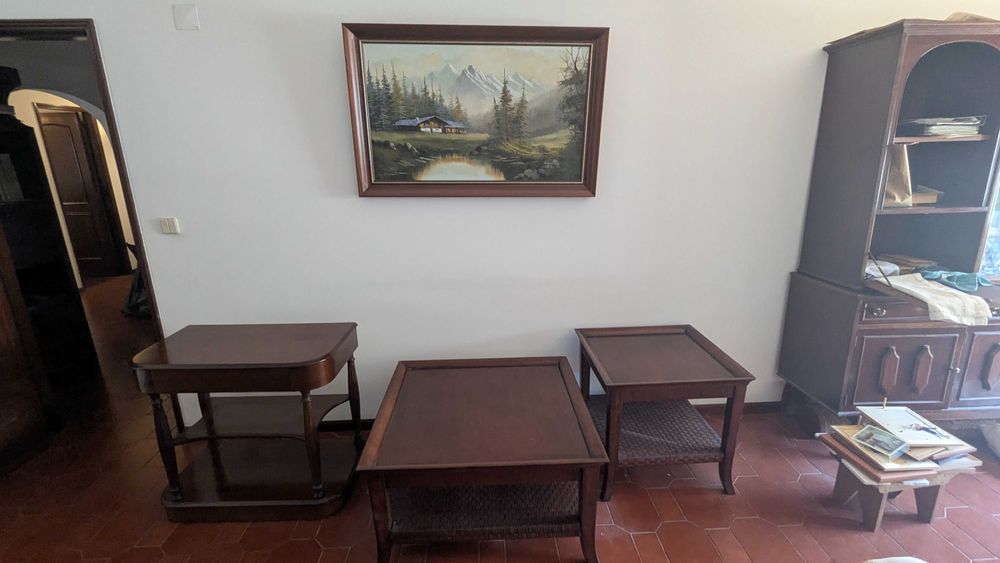 Diversas mobílias para venda, mesas, camas, cabeceiras, cómodas, máquina de costura Singer e quadro