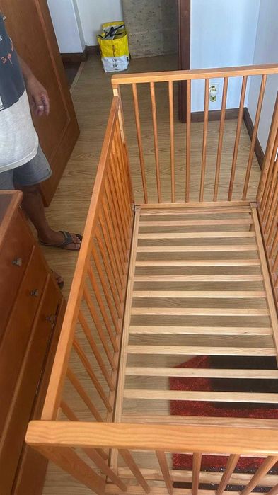 Cama de bebé em grades de madeira pinho mel