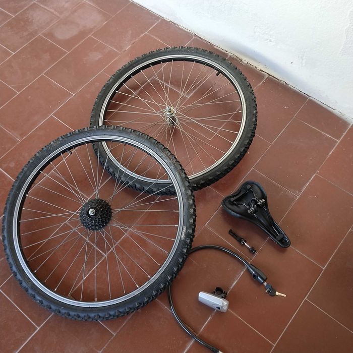 Pneus de bicicleta,selim, cadeado e lanterna