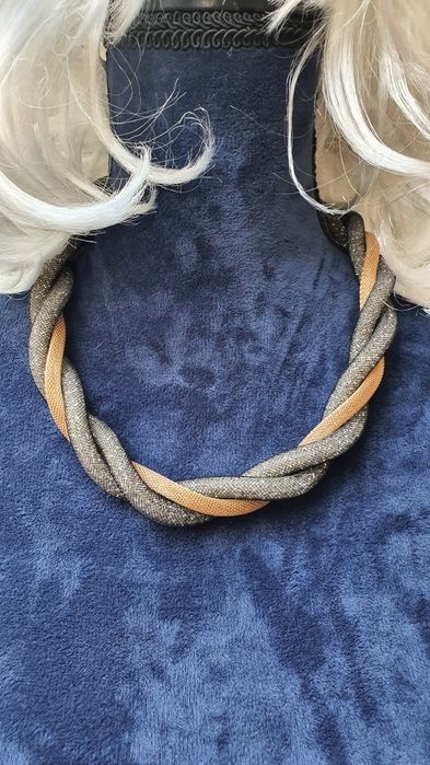 Piękny gruby pleciony naszyjnik