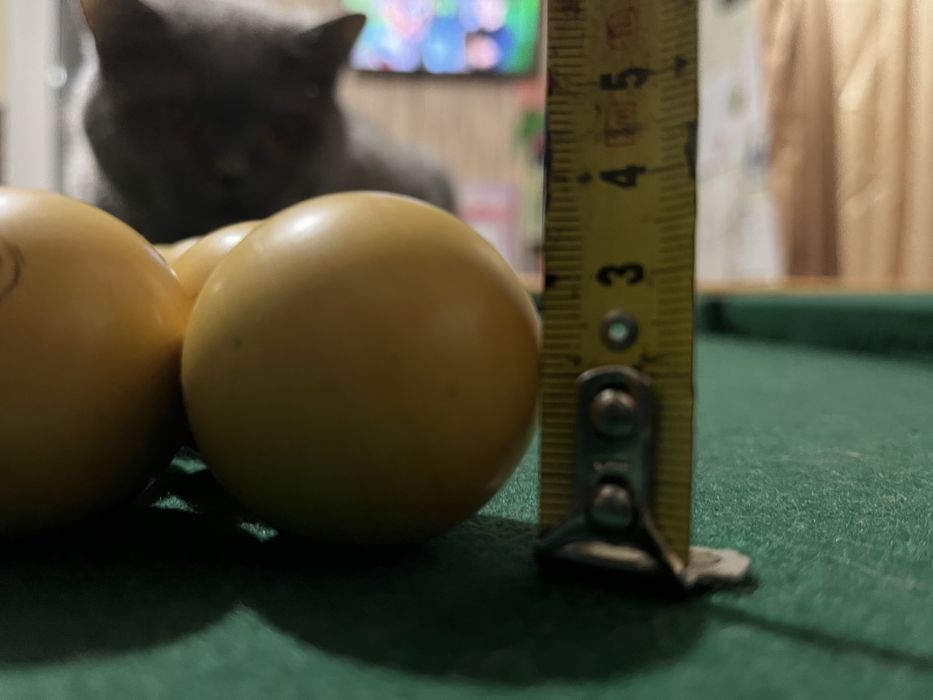 Більярдний стіл.  .