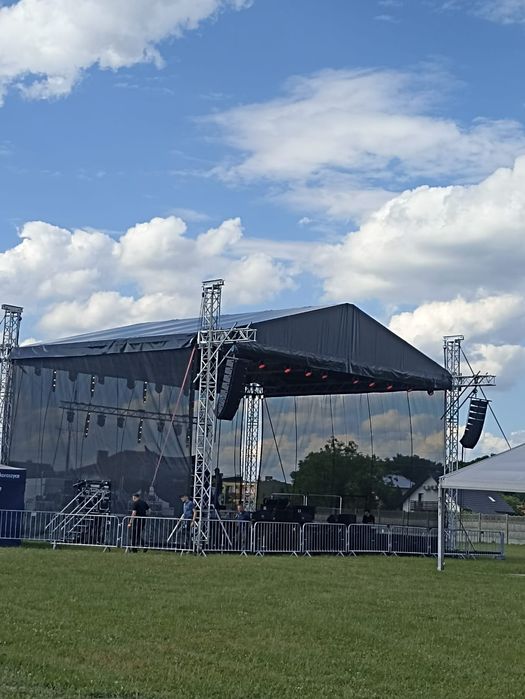 Scena muzyczna  ,hale namiotowe