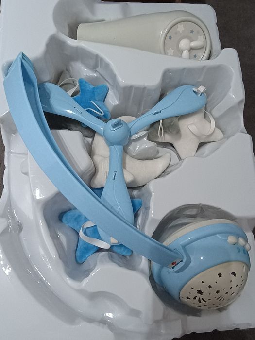 Karuzela z projektorem nad łóżeczko