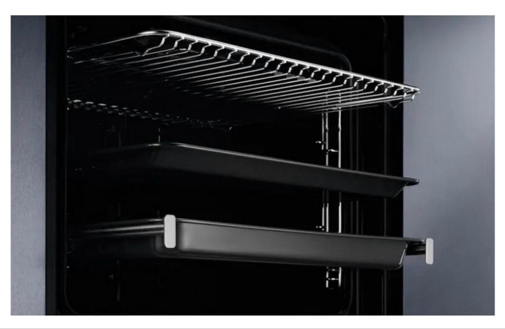 Духовка електрична Electrolux EOF5C50BZ, чорне скло, виробництво Польща