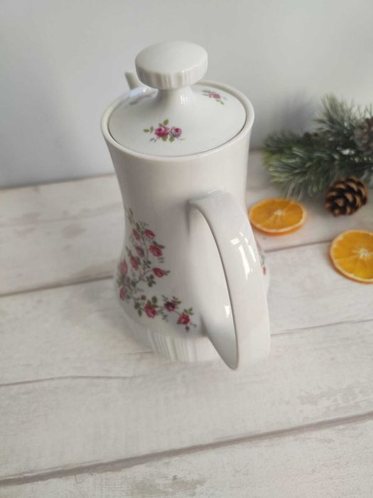 Czajnik, dzbanek, imbryk porcelanowy na kawę lub herbatę
