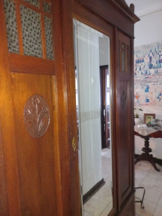 Vende-se Roupeiro antigo de madeira maciça.