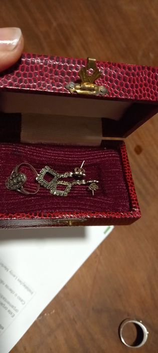 Conjunto de brincos antigos em prata e pequenas pedrinhas