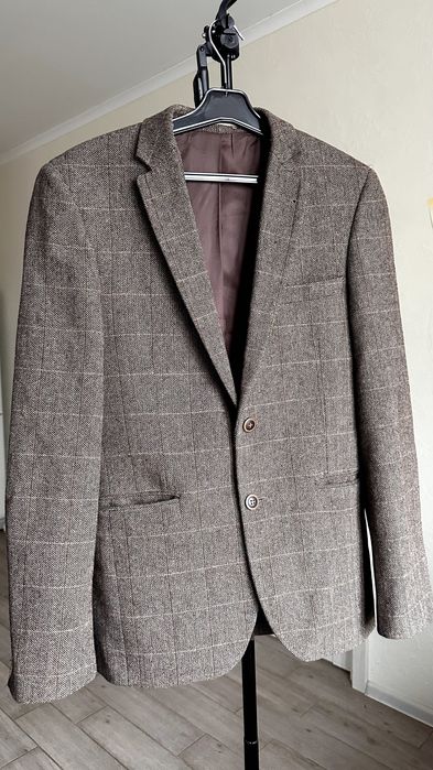 Чоловічий піджак в клітинку з нашивками на рукавах