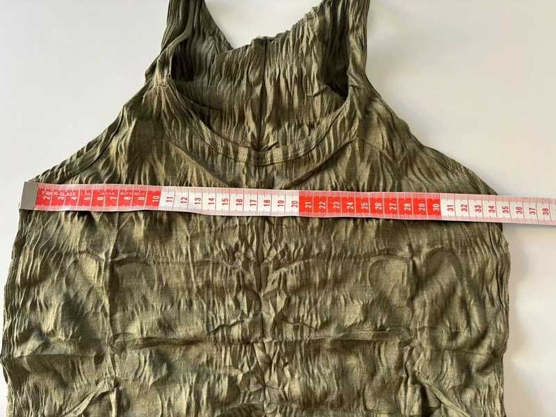Vestido justo caqui efeito enrugado