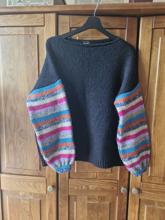 Sweter z wełny z kolorowymi rękawami