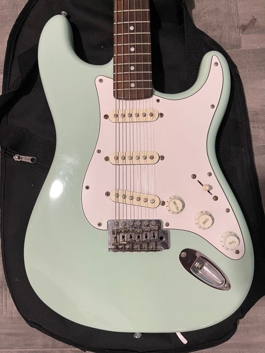 Guitarra Squier Affinity Stratocaster by Fender – Surf Green