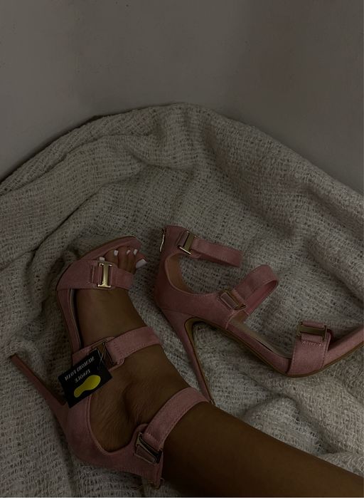Sandalias de salto alto FashionNova
