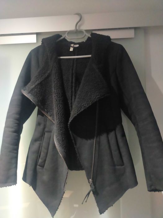 H&M Divided Kożuszek damski czarny zapięcie na bok