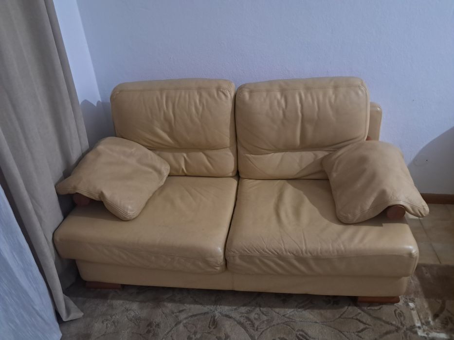 Conjunto sofás em pele