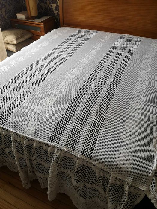 Colcha portuguesa em croché branco