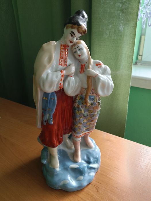 Piękna porcelanowa figurka para folklor ceramika
