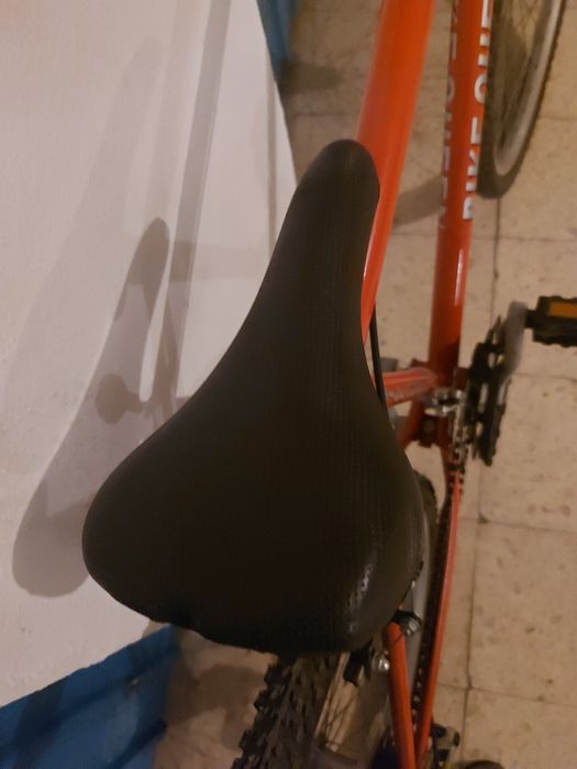 Bicicleta laranja usada