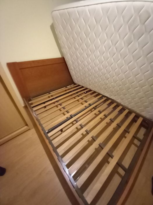 Cama de casal com colchão e estrado