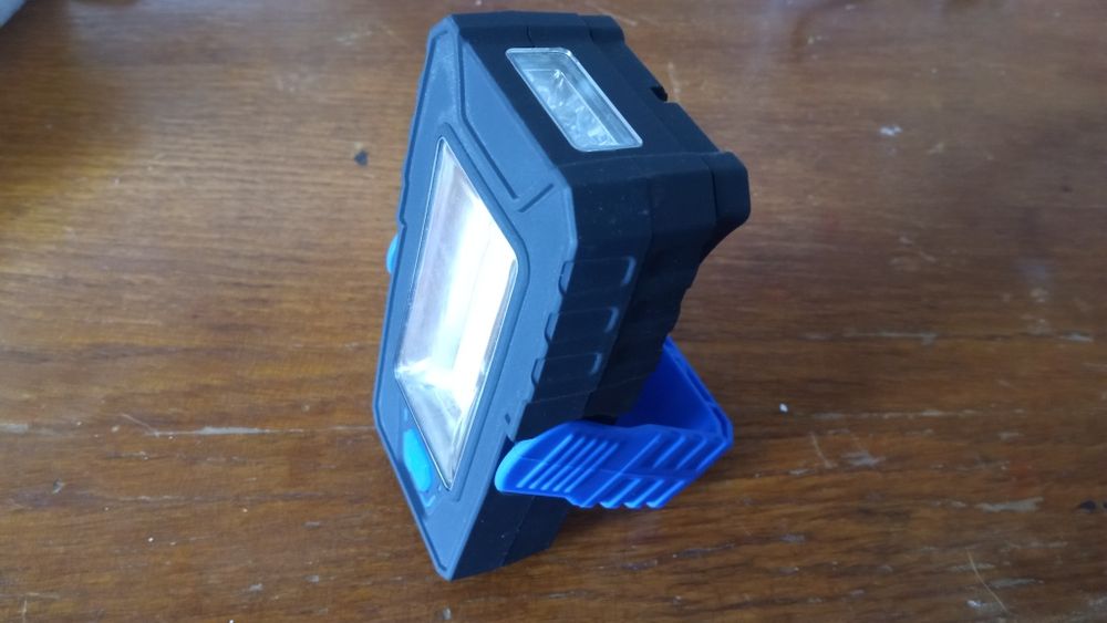 LED ліхтарик на батарейках