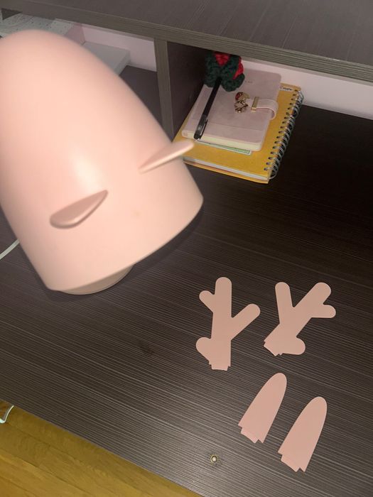 Candeeiro de secretária com adereços