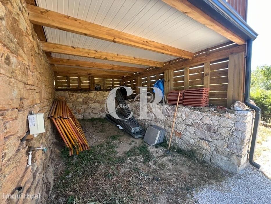 Casa de Pedra Renovada, Ruínas, Riacho, Poços e 15.570m2 de Terreno na