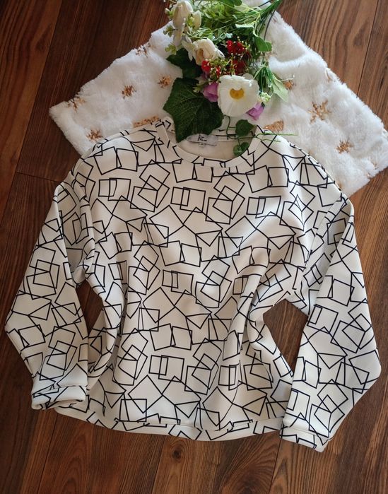 Biała bluza XS kwadraty