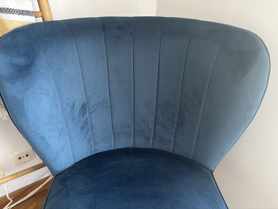 Cadeirão Azul e pes de madeira