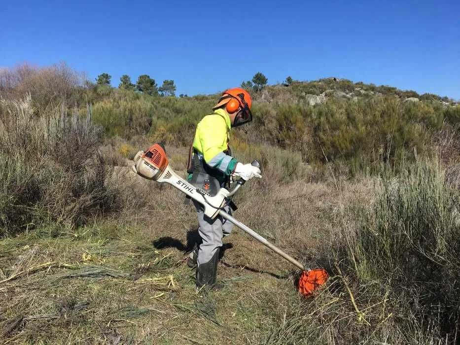 Manutençao/limpeza terrenos Jardins Pomares Casas Condominios Empresas