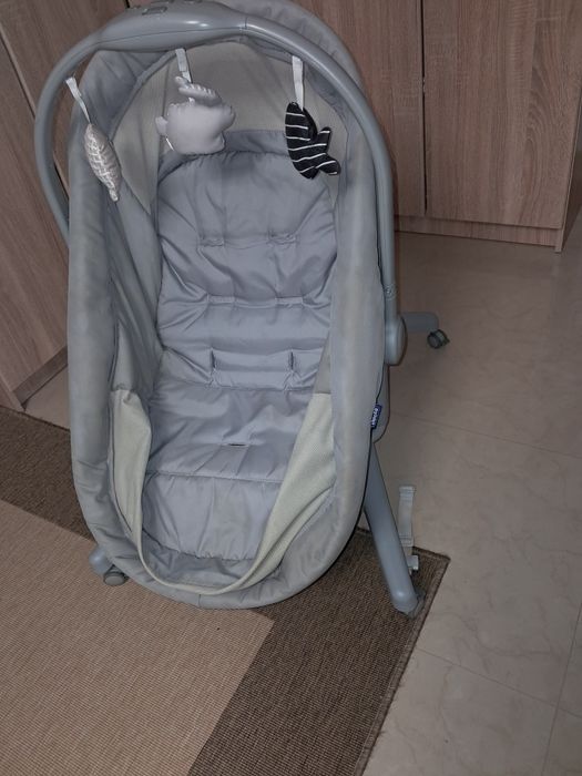 Baby Hug 4 em 1 está equipado com um arco eletrónico de brinquedos