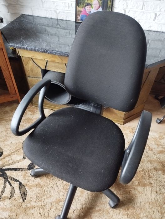 Крісло офісне в гарному стані.