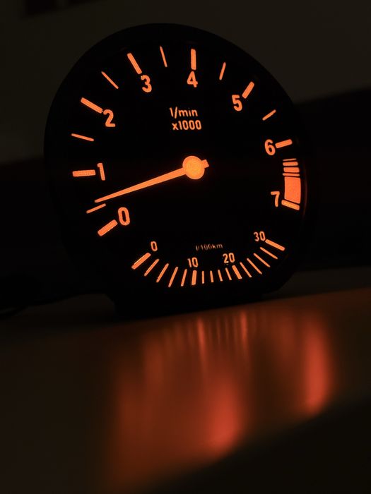 Lampka LED Inspirowana zegarami kultowej BMW E36 - idealna na prezent!