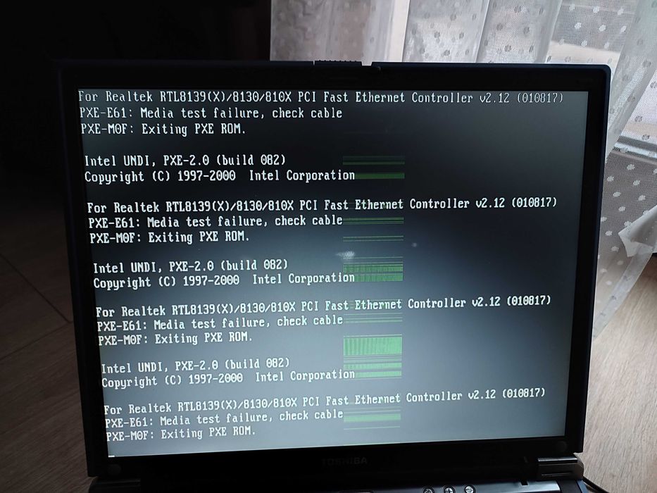 Retro laptop z 2003 roku Toshiba Satellite 2430 z procesorem Pentium 4