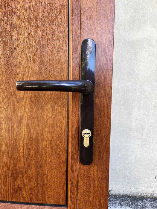 Продам новые металло-пластиковые двери без лутки 1.5 м х 0,88 м