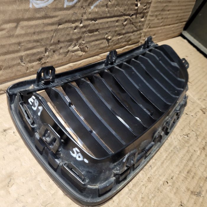 Grill atrapa nerka zderzaka przód prawa BMW Serii 3 E90 E91 2007r