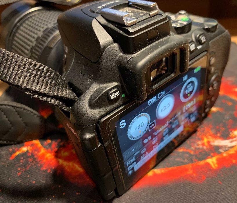 Nikon D5600 + Nikkor 18-140mm + Nikkor 35mm + torba