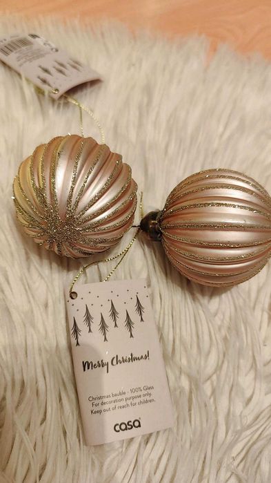 Bolas de Natal ainda com etiqueta