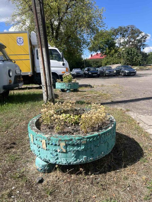 Безкоштовно віддам бетонні вази клумби