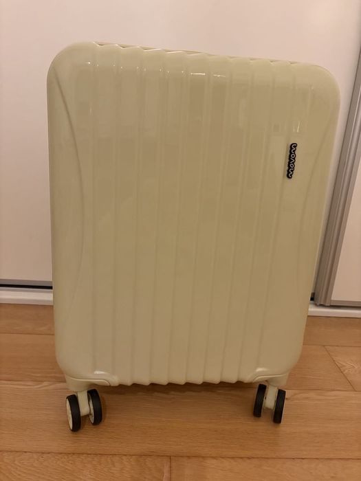 Malas de viagem cor amarela clara marca movom