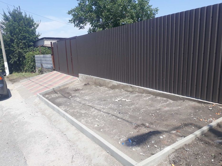 Монтаж забора из профнастила. Установка забора из профанстила под ключ