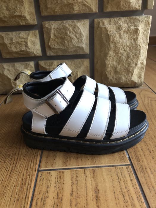 Sandały na platformie dr. Martens białe z paskami 36