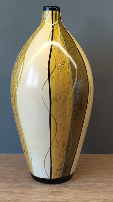 Ceramiczny piękny wazon, a la pikasiak