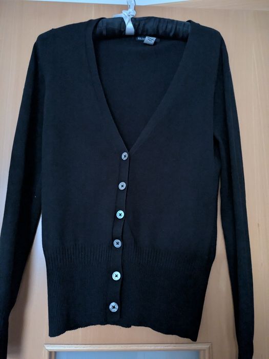 Sweter damski czarny w serek firmy Mango